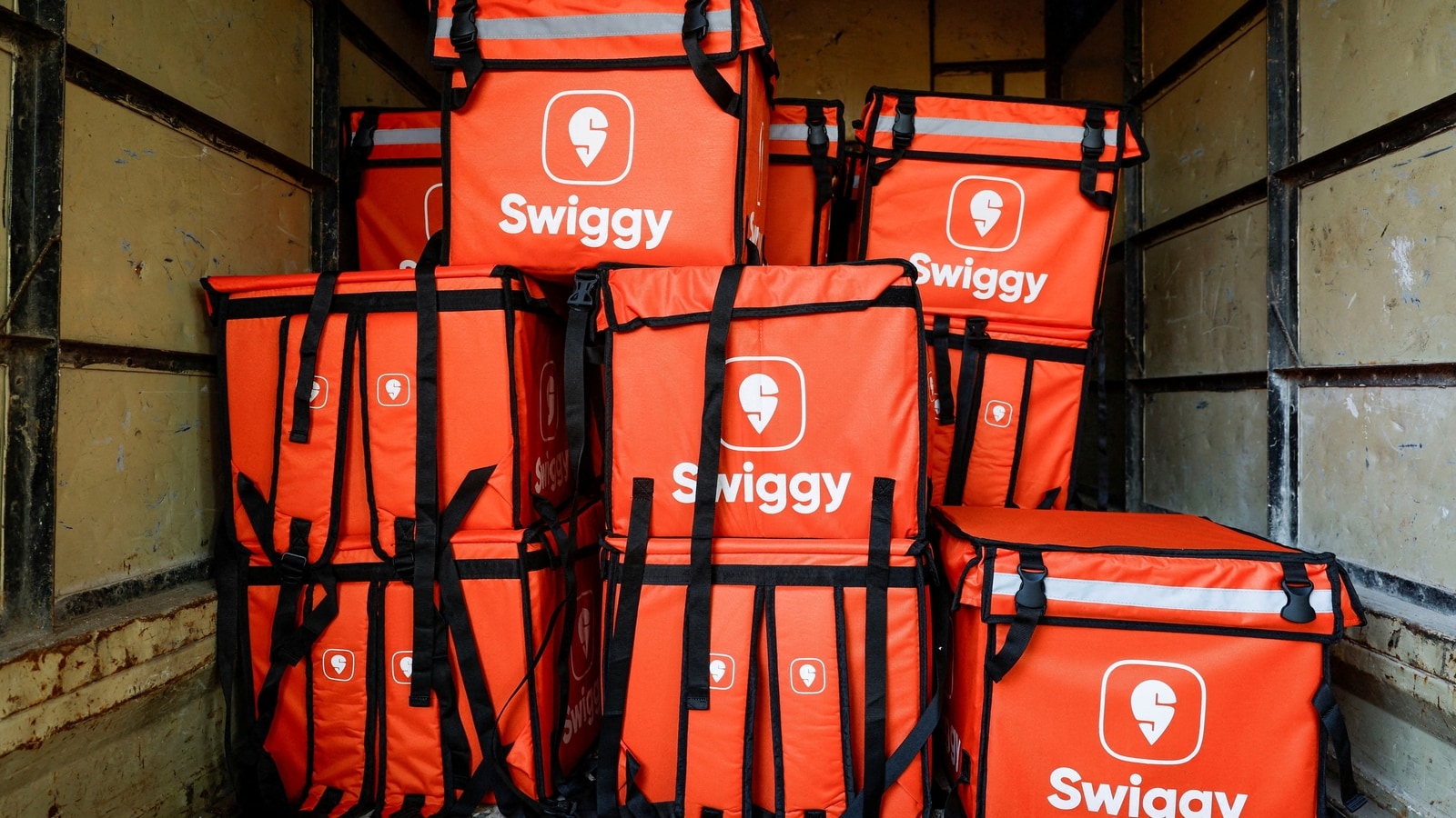 Swiggy Instamart’s hilarious response to user saying ‘girlfriend deliver kar do’